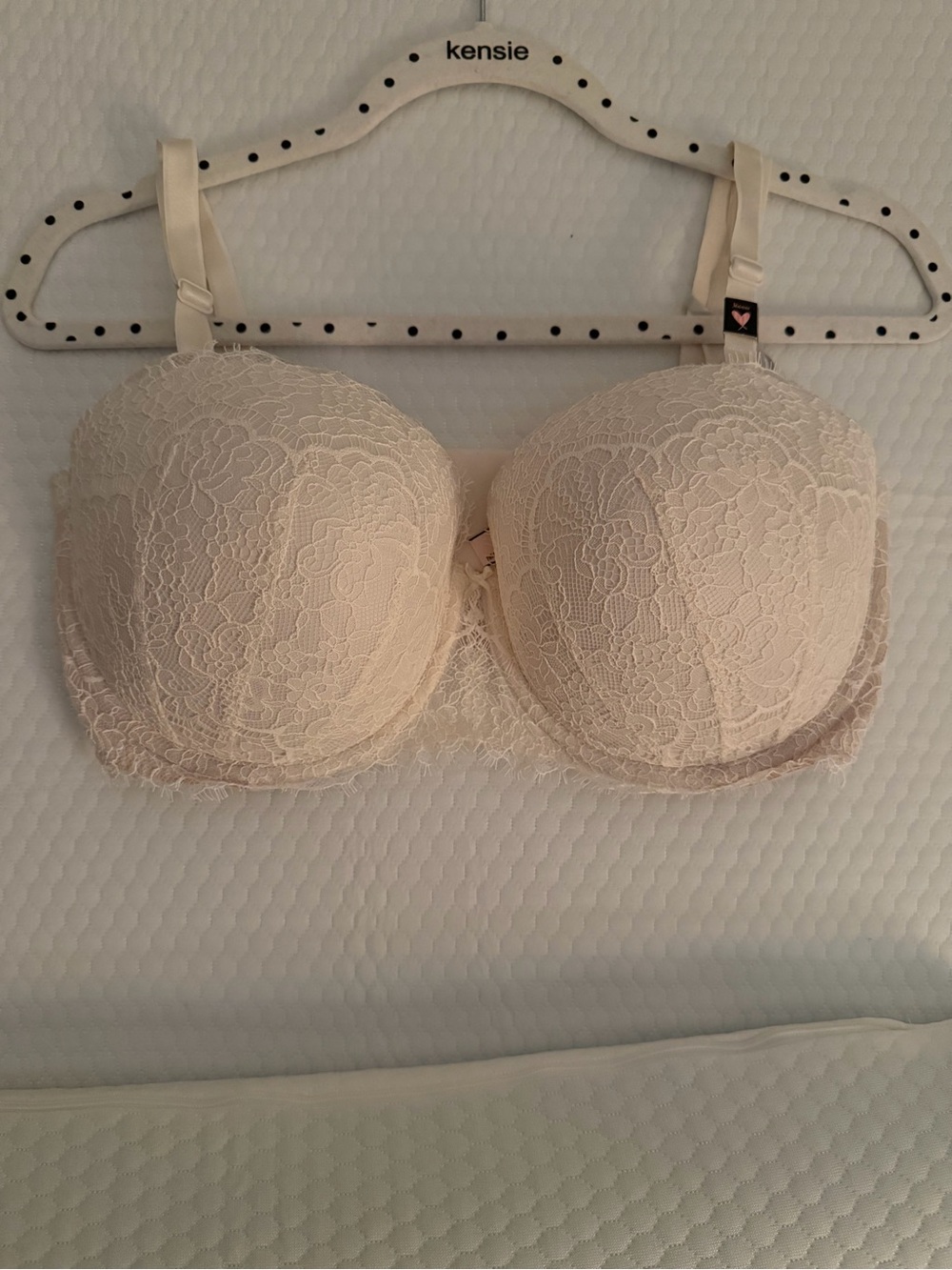 Victoria's Secret Lace Dream Angels Bra - Cream